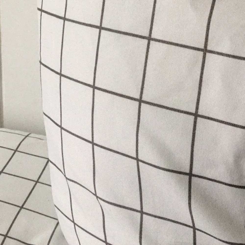 SOLD- WHITE GRIDED SHEET set & PILLOW CASE TXL - Picture 4 of 4